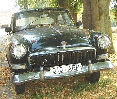 The front of a black GAZ-21 Volga saloon of the second series, photographed in 2005