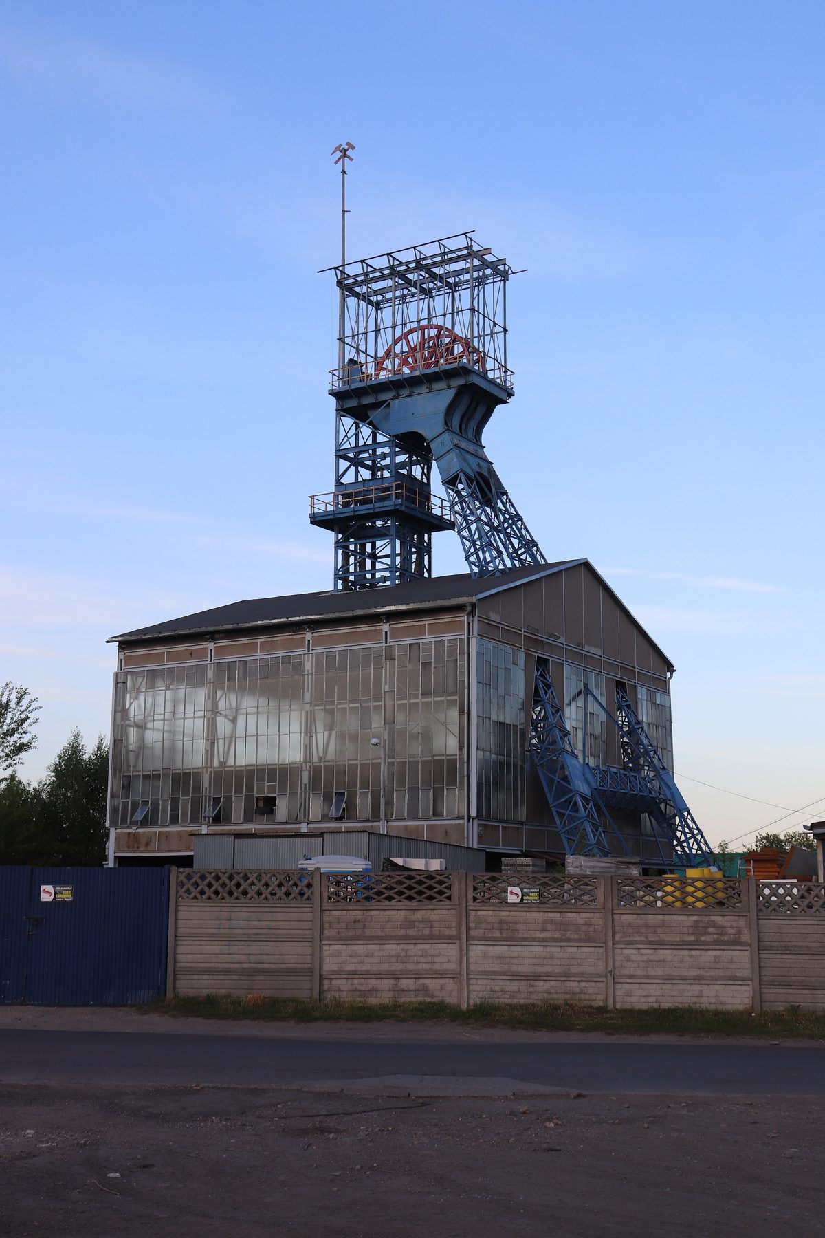 The Siemianowice III winding tower above the mine buildings in Siemianowice Slaskie