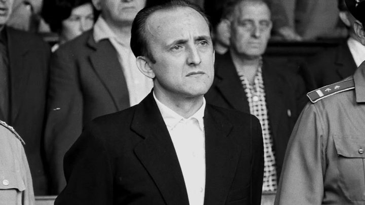 Peter Kovacs standing between two uniformed officers in a crowded courtroom, 1968