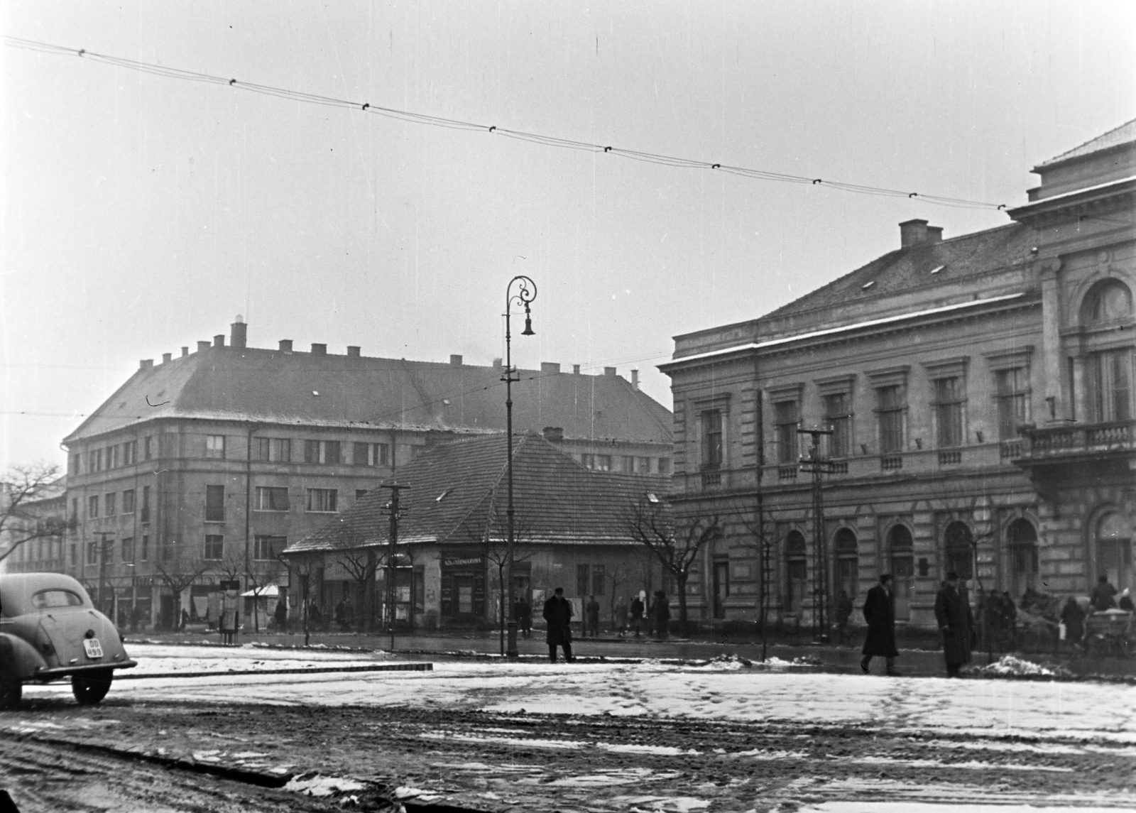 Kossuth Lajos square in Szolnok in 1957, the county council building on the right