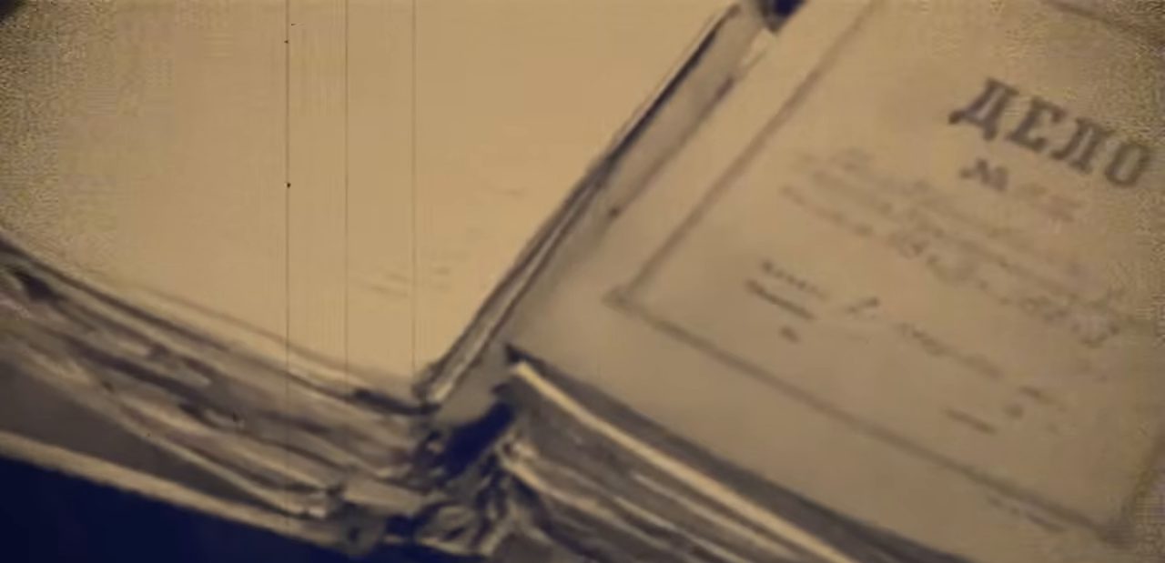 A close up of a thick bound case volume, its cover headed DELO, the Russian word for case, with the number and the entries filled in by hand