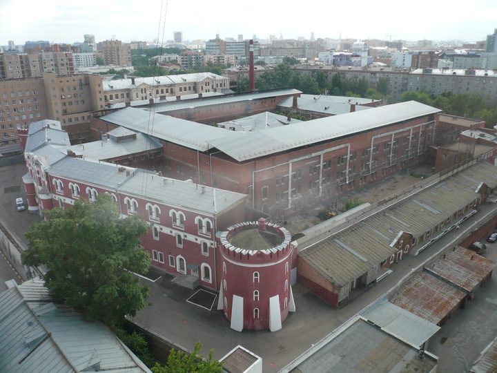 The long yellow perimeter wall and gate tower of Butyrka prison in Moscow, seen from the street