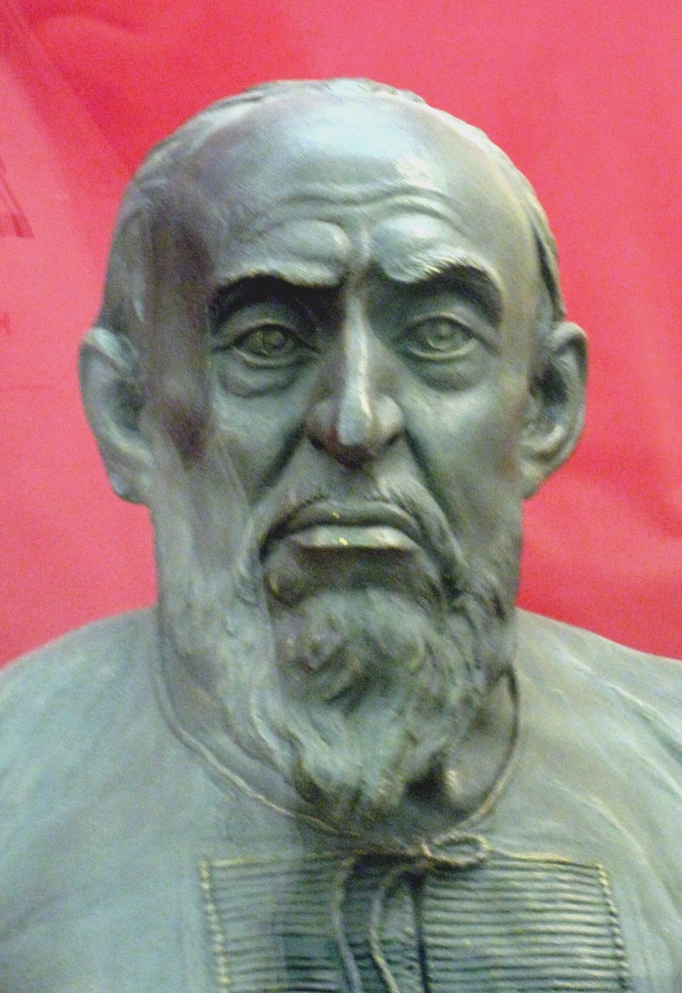 A sculpted head of Ivan the Terrible, bearded and in profile, reconstructed from the skull by Mikhail Gerasimov and displayed in a museum case