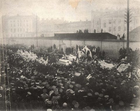 A 1910 photograph of the funeral of the actress Vera Komissarzhevskaya, a crowd filling the street