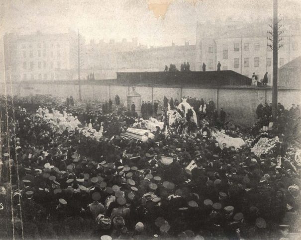 A 1910 photograph of the funeral of the actress Vera Komissarzhevskaya, a crowd filling the street
