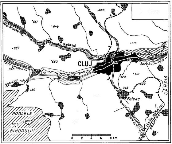 A printed black and white map of 1938 showing the town of Cluj in the valley of the Somesul Mic, the roads out of it marked Spre Oradea and Spre Bucuresti, the village of Feleac to the south, the foothills of Bihor to the south west, and a scale bar in kilometres